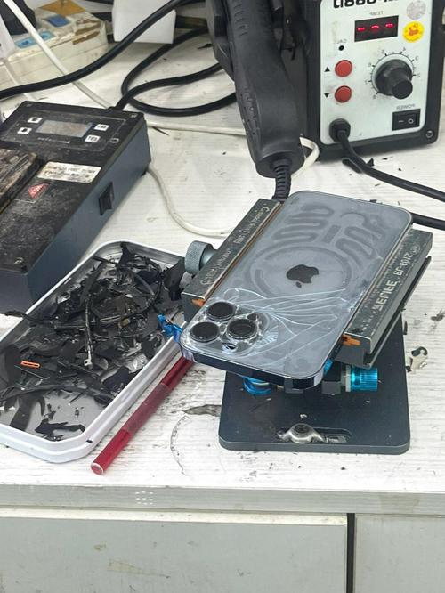 电脑液晶显示屏一点被砸碎了,是否还能修?