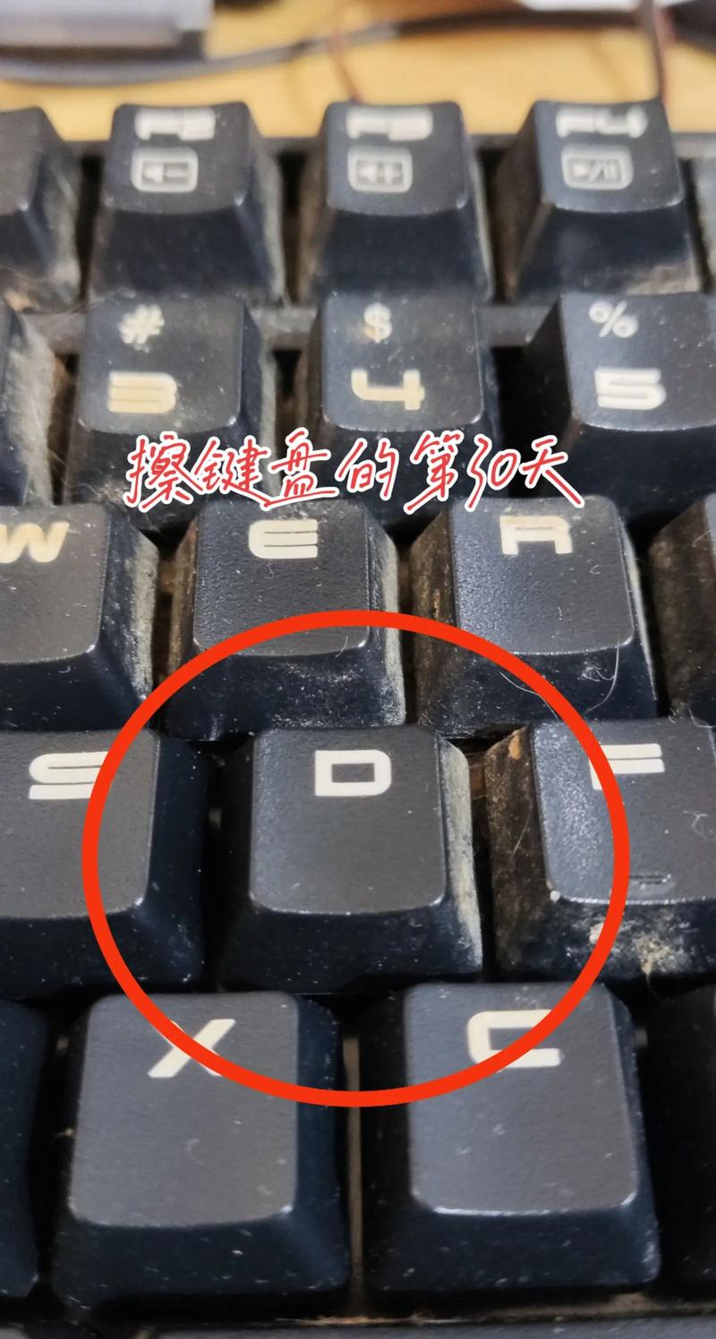 如何更彻底地清理笔记本键盘缝隙中的灰尘?