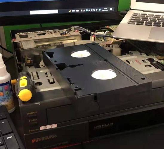 怎样把电脑的光驱弹出来呢