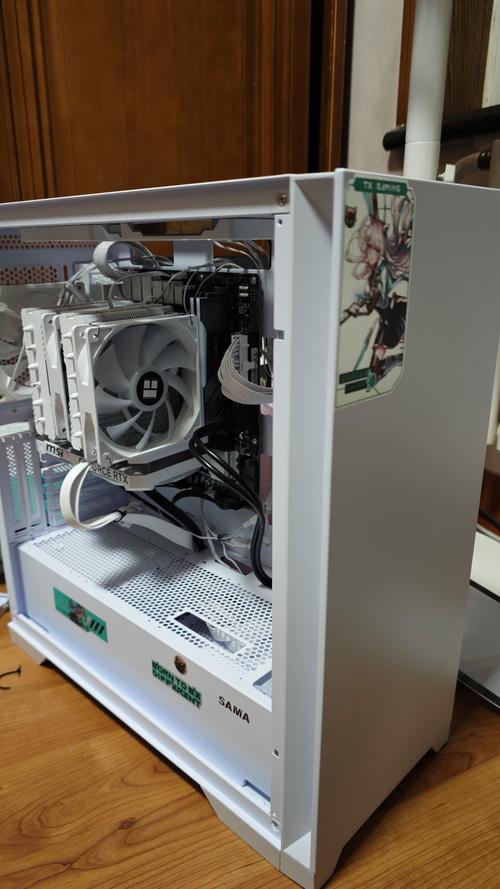 电脑桌的台子不平主机放上面老是听到嗡嗡的声音一按住机箱侧面盖子就...