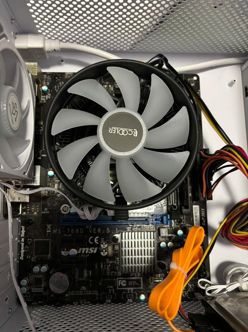 只有一块显卡,拆下散热风扇,芯片上有一排GF119『2』00-A1,请问大神,这是...