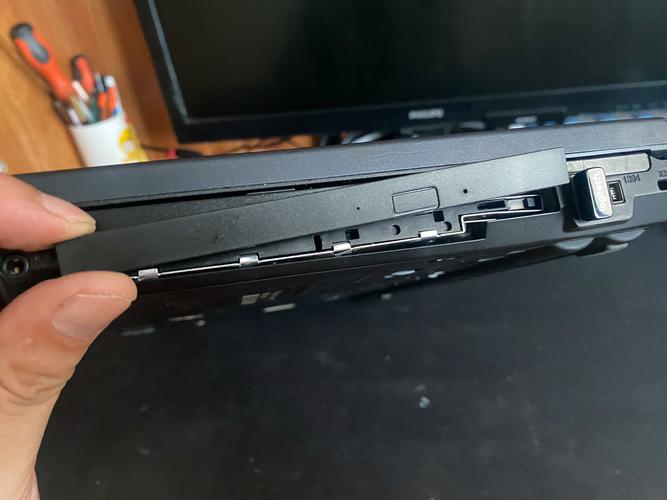 我想问一下我的联想笔记本这个光驱位的这个是什么接口啊能装硬盘吗?