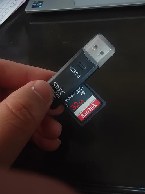 买内存卡的时候里面有一张黑色的卡…好像叫什么SD…请问那个东西有什么...