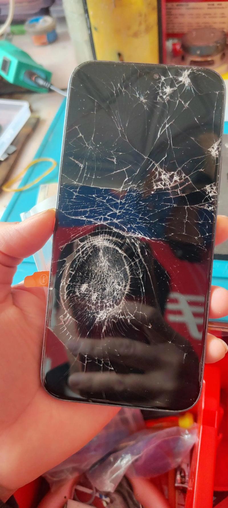 手机屏幕不小心掉地上碎了,有保修卡可以免费换不,