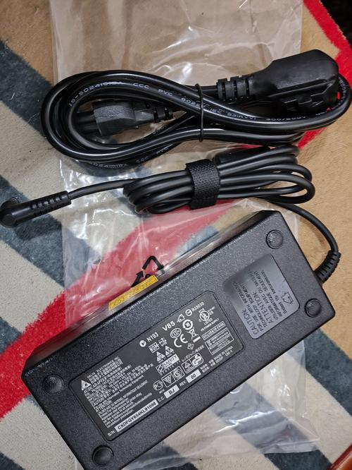 台式电脑的电源适配器,有多少种电压。功率有多大。