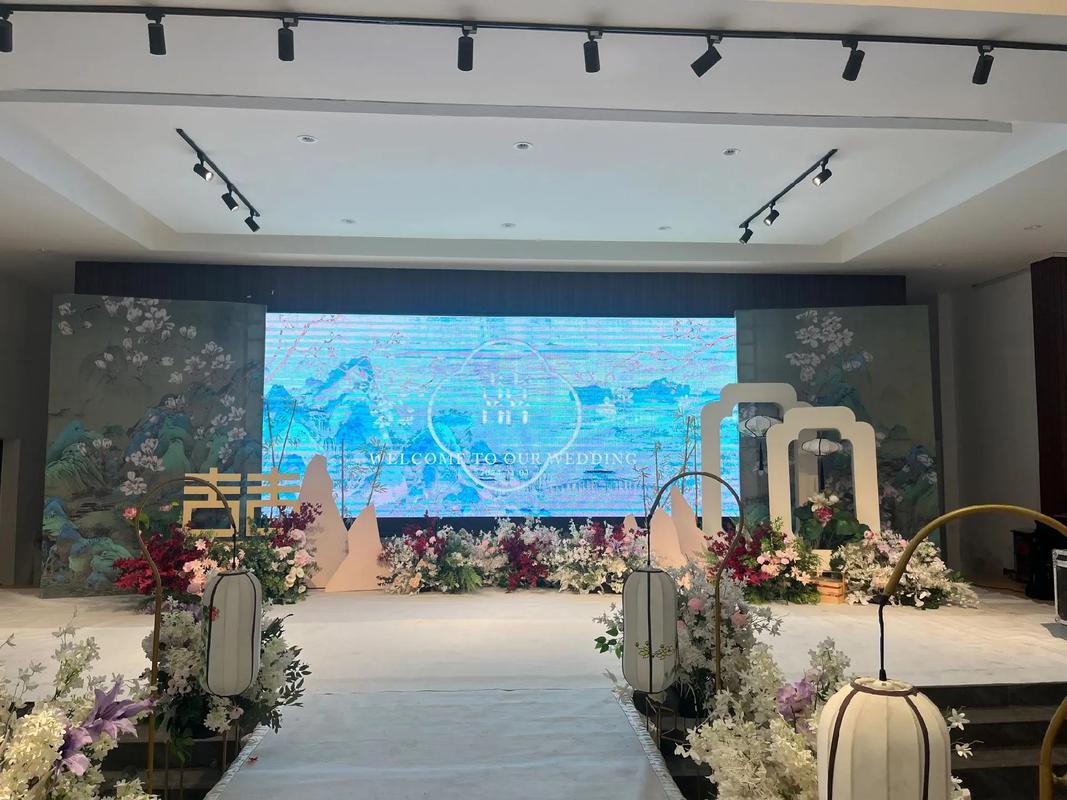 婚礼用酒店的led大屏放结婚照。大家有付过开屏费的吗?大约多少钱?