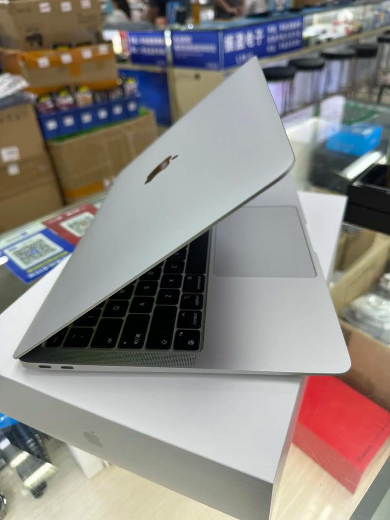 最新白色的苹果笔记本叫什么名字