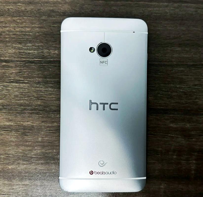 螺丝女孩要出嫁第一集中邱泽用的HTC是什么型号的