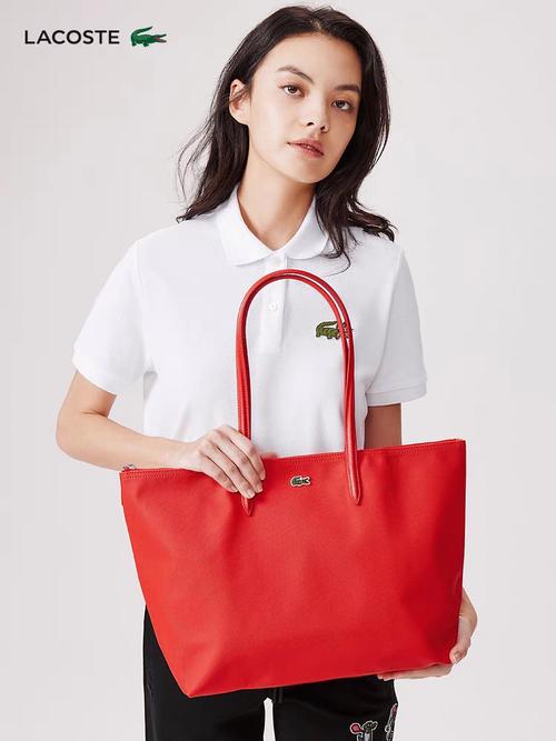 正确拿手提包的姿势究竟是怎样的?