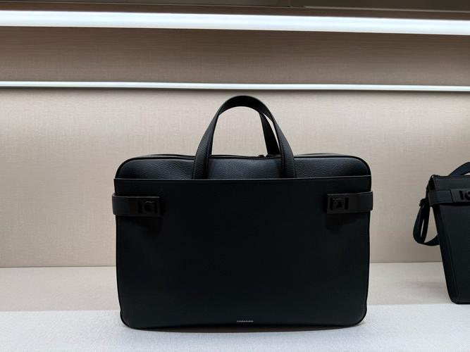 对于老板而言,公文包多厚才适宜呀