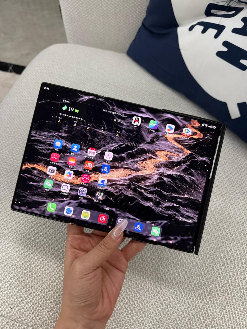 三折叠手机带来形态创新,但生态建设仍是关键