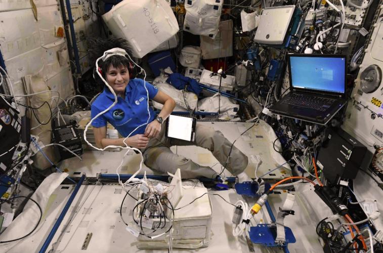 神舟十二号航天员太空“吃播”曝光,国产电脑令人感到激动