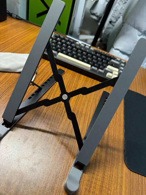 感觉电脑屏幕放在桌子上太矮了,制作一个架子有什么好办法?