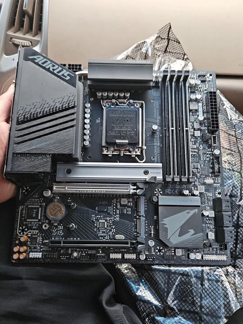 顺丰快递把电脑主板损坏,保了价,可以得到赔偿么?