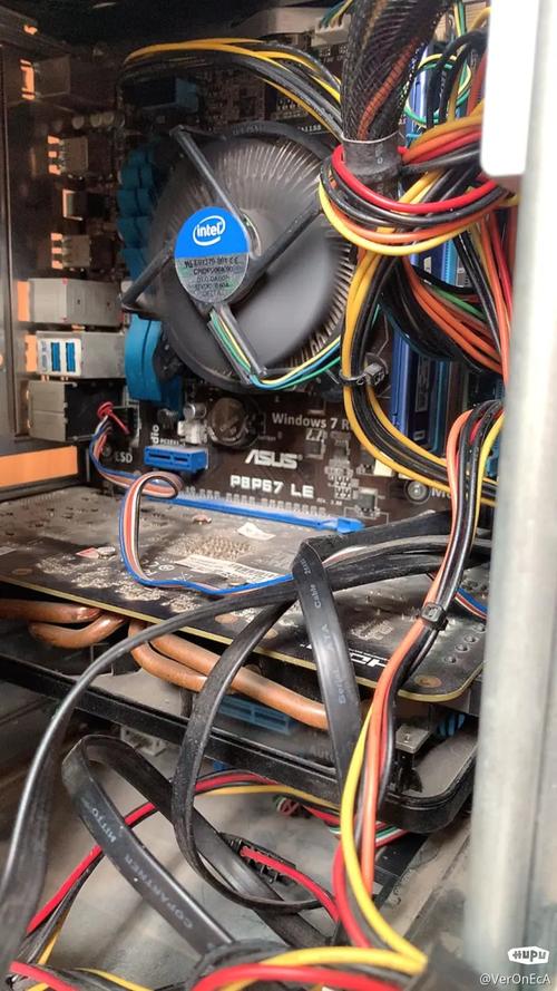 电脑开机了但是一直黑屏