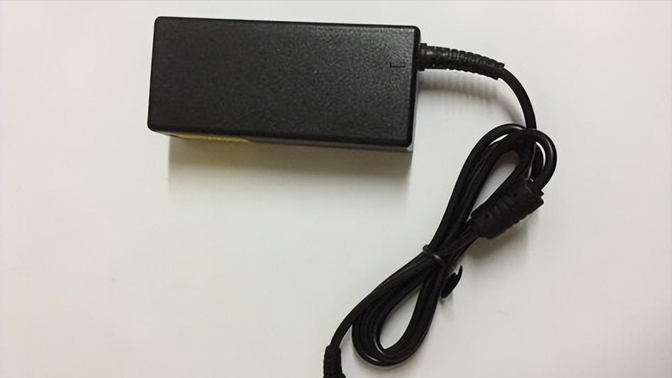 笔记本充电器特别烫正常吗?