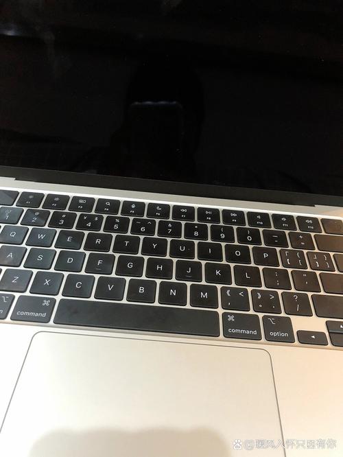 苹果笔记本电脑突然黑屏但是还在开机运行