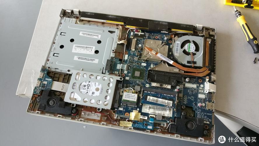 大师们华硕笔记本a53s后盖如何拆卸啊,清理灰尘,在线等