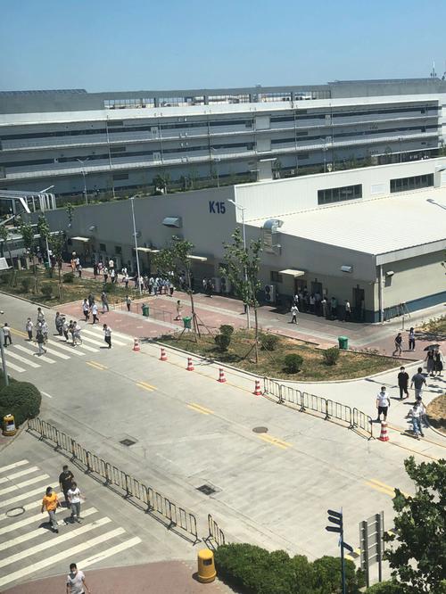 第一次坐飞机,笔记本电脑也算在登机行李那5KG中吗?随身行李会称重吗...