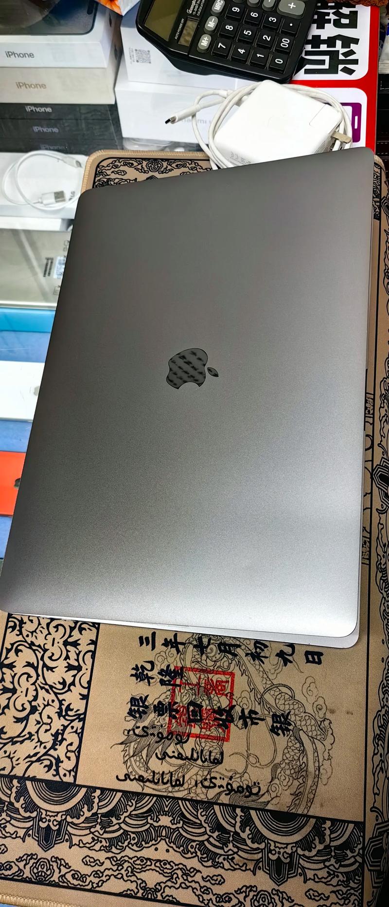 苹果笔记本电脑后面可以看出型号吗