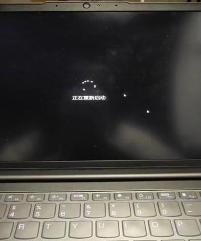 我去年买的的联想电脑突然开始不停闪白屏,这是为什么?