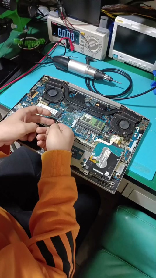 请问东芝笔记本M800-T03R的后盖怎么拆?需要拆键盘吗?螺丝都卸了硬盘光驱...