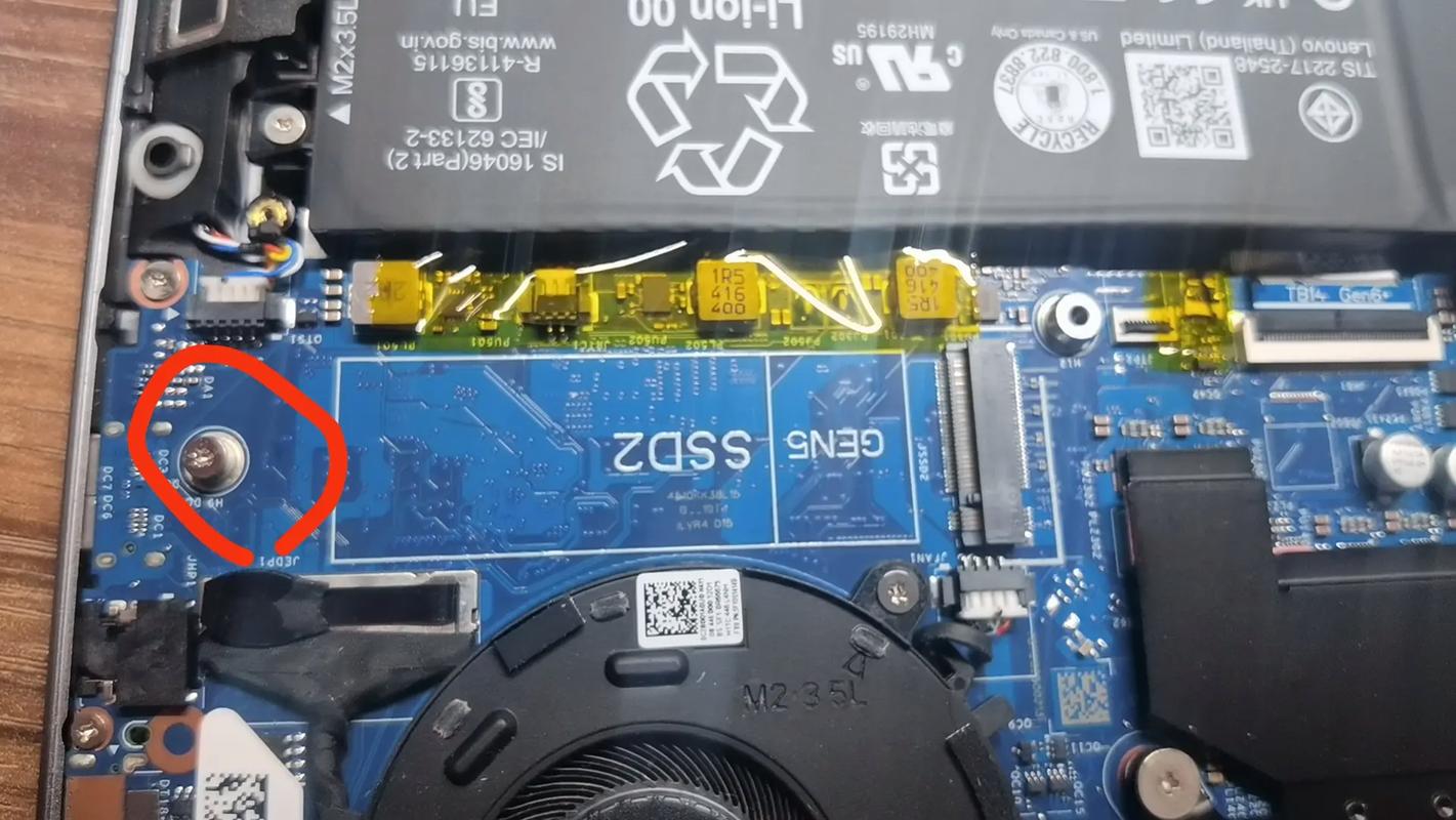 笔记本加固态硬盘是加在光驱位好还是,加在原来机械硬盘位置上好?