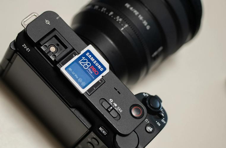 ccd没有内存卡可以拍照吗