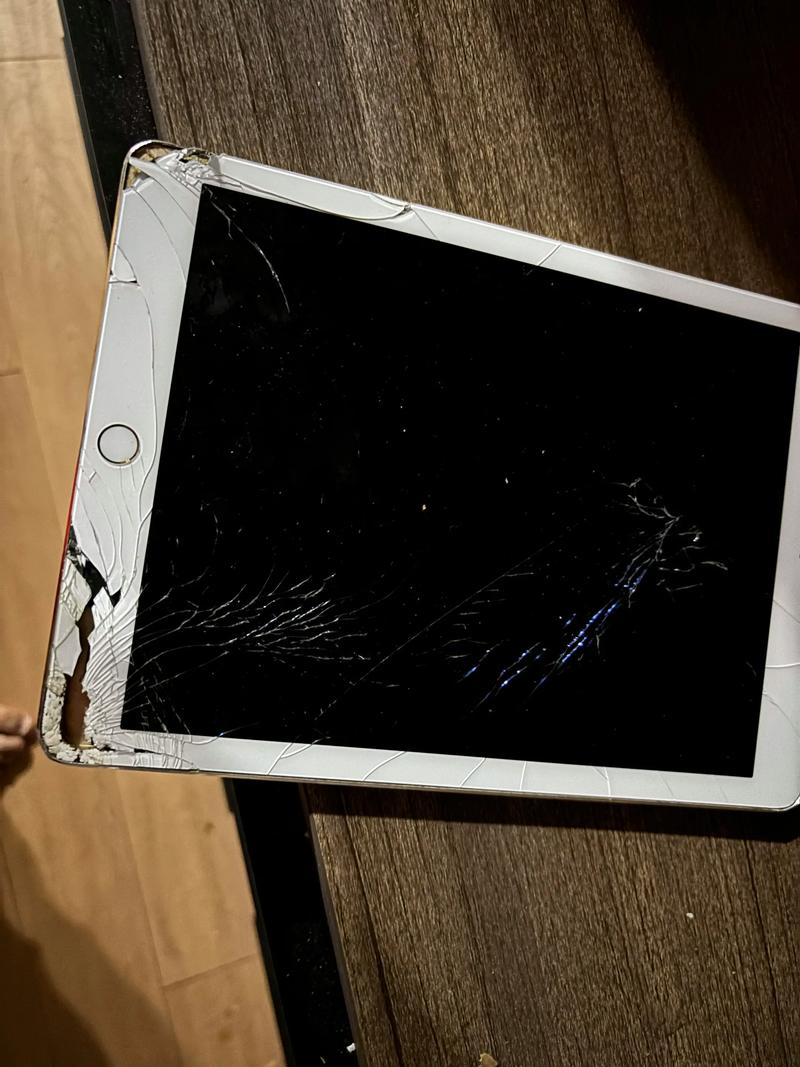 ipad屏幕裂了换屏多少钱?