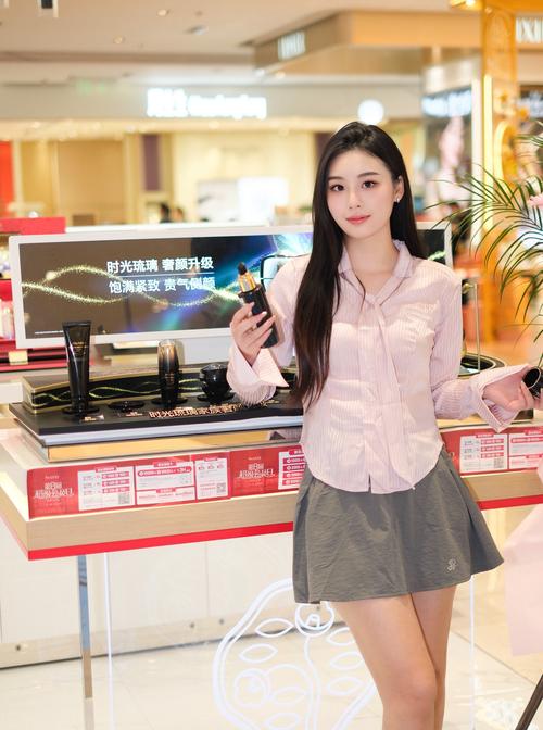 快乐购做手机,笔记本电脑广告的女模特的名字是什么