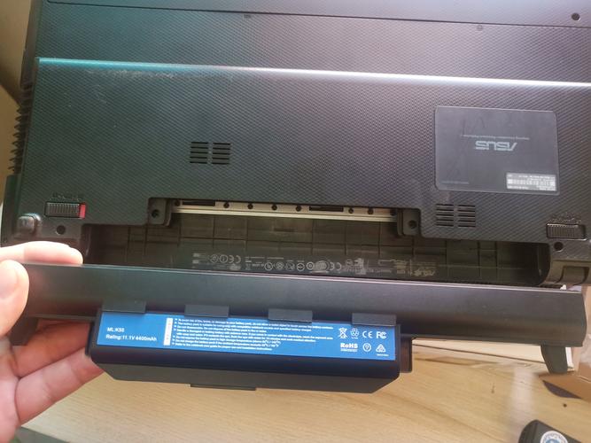 华硕电脑,插上电池充电时,电池图标上有个叉。