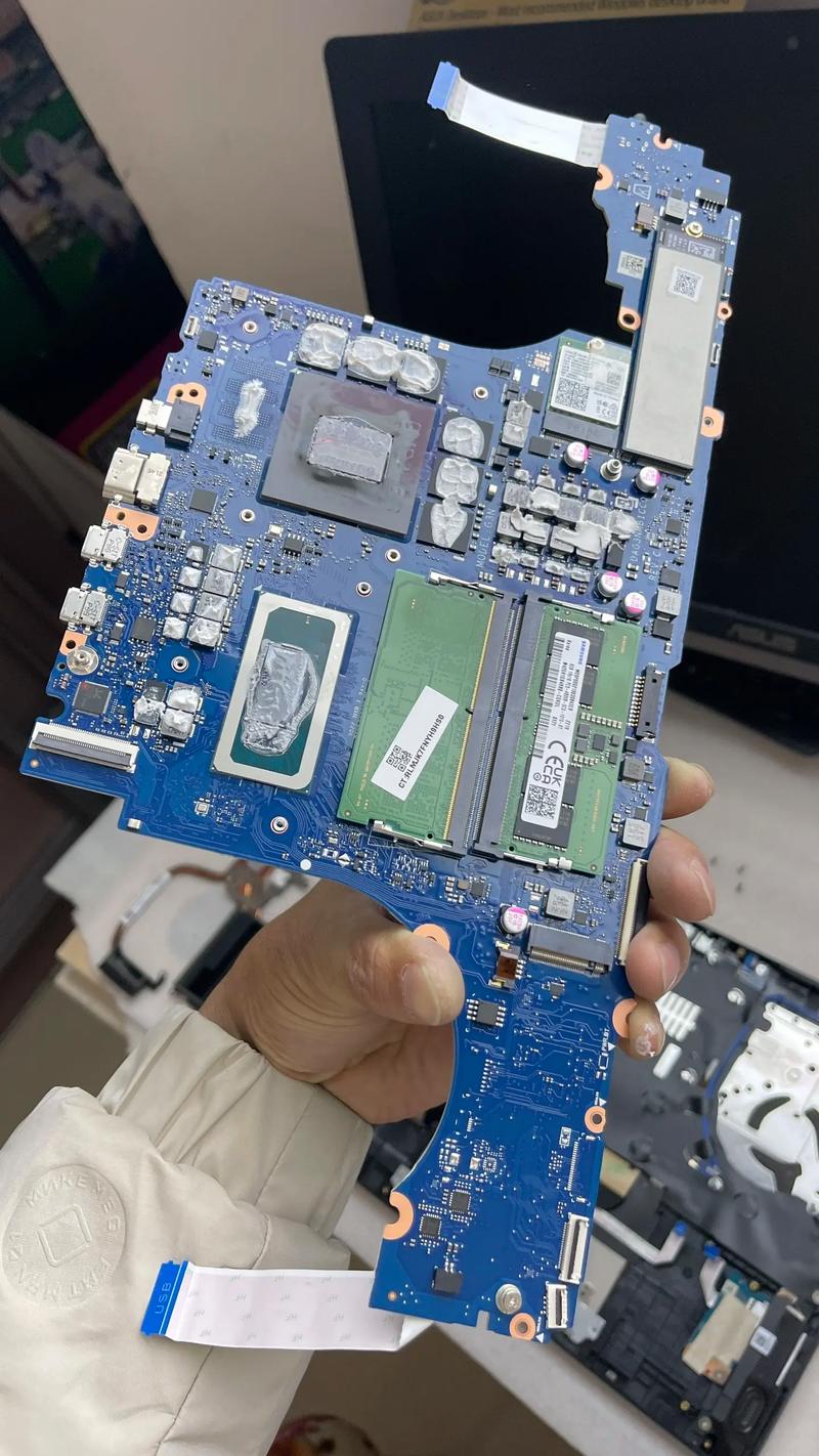 请问惠普电脑屏幕被压碎了,换个屏幕大概要多少钱啊