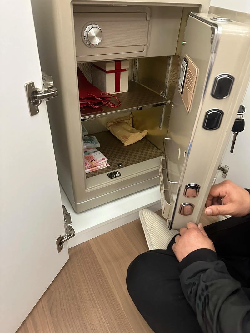 大学女生寝室电脑放哪里笔记本电脑放寝室要怎么才不能被偷锁还是放柜子...