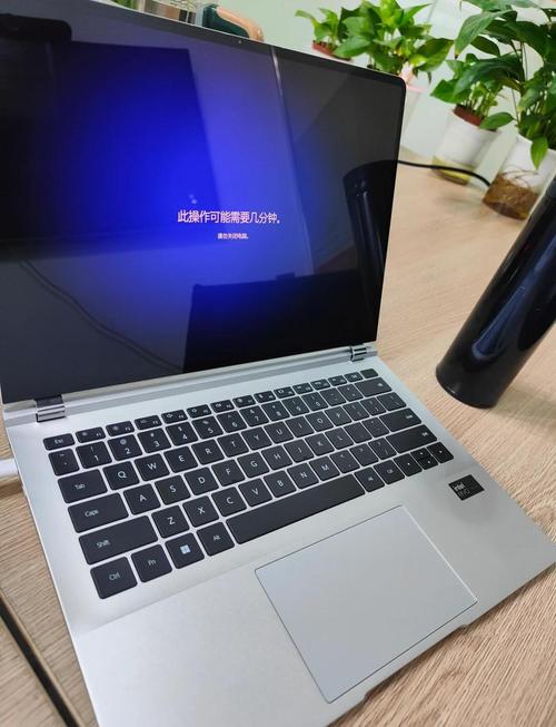 用英文介绍我的笔记本电脑。。请各位帮忙写一篇稿子。。我的笔记本是...