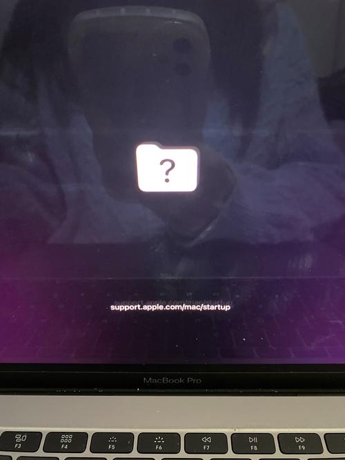 电脑显示器突然黑屏了,但是电脑还在运行,这是怎么回事?