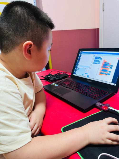 小孩学编程用的笔记本电脑