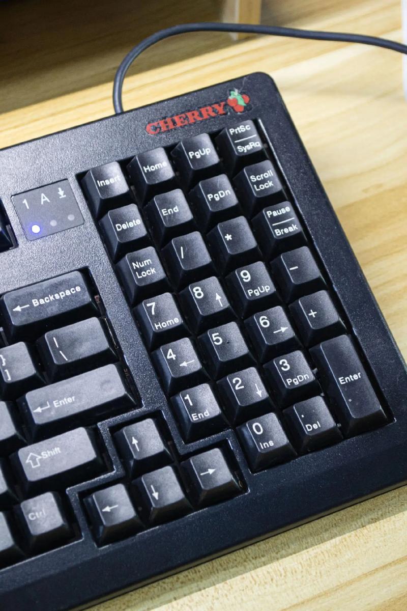 cherry键盘电脑关机了还是亮灯
