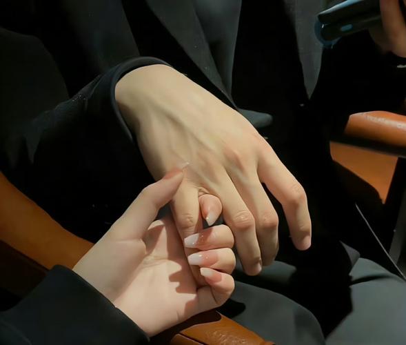 如果和一个男一起手里用的东西是啥