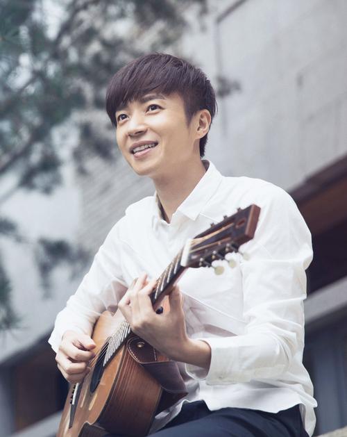 可不可以告诉我有关胡彦斌的事情?我满崇拜他