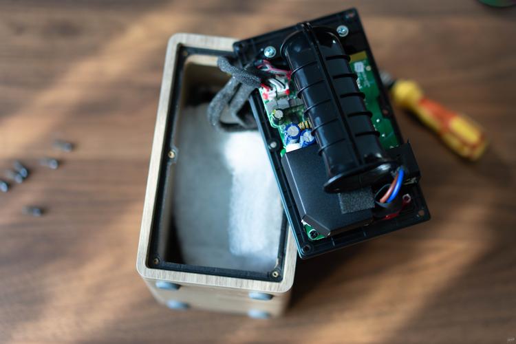 低音炮没有螺丝怎么拆