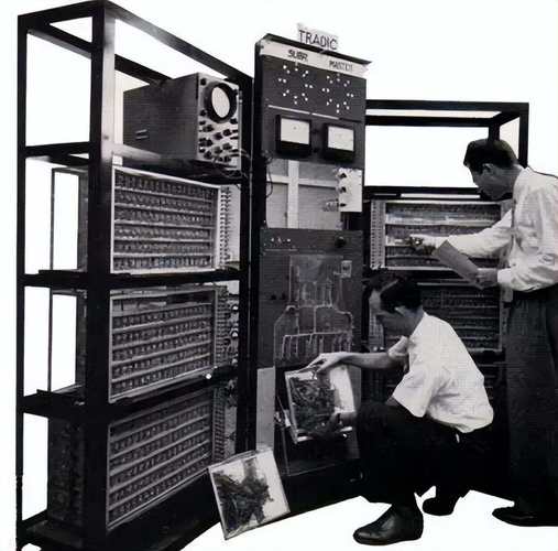 何谓第一代和第二代电脑?