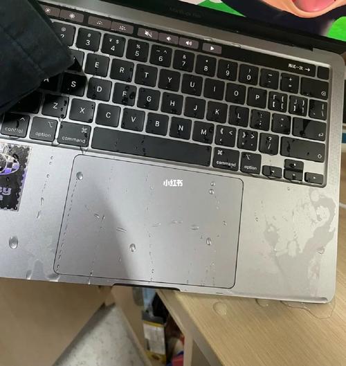 我不小心把一杯水倒在笔记本键盘上,