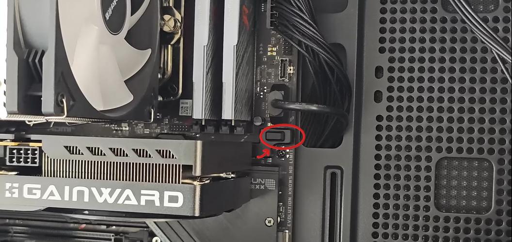 主板卡扣卡住显卡拿不出来