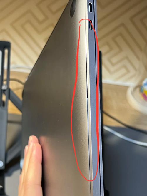 笔记本这样是鼓包了吗?