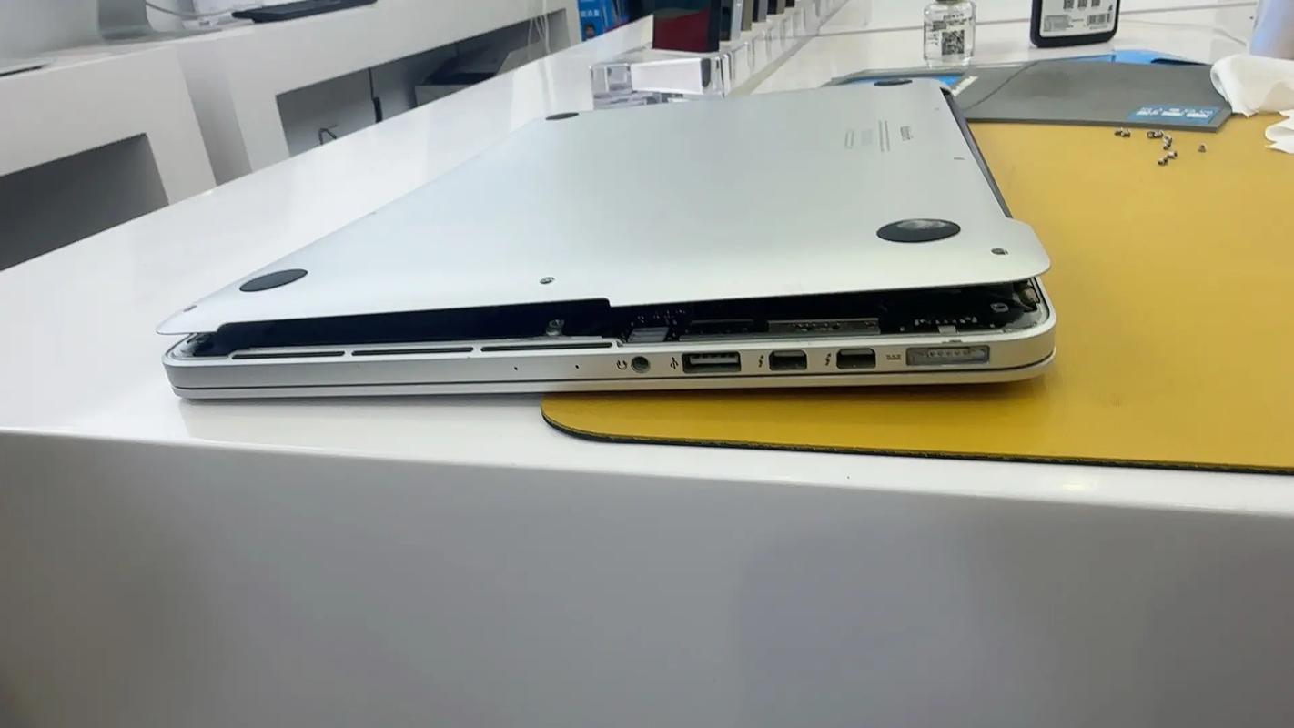 笔记本电脑电池鼓包是什么样的?笔记本电脑要不要天天关机