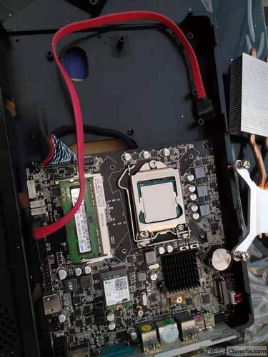 爱国者一体机电脑屏幕怎么拆下来