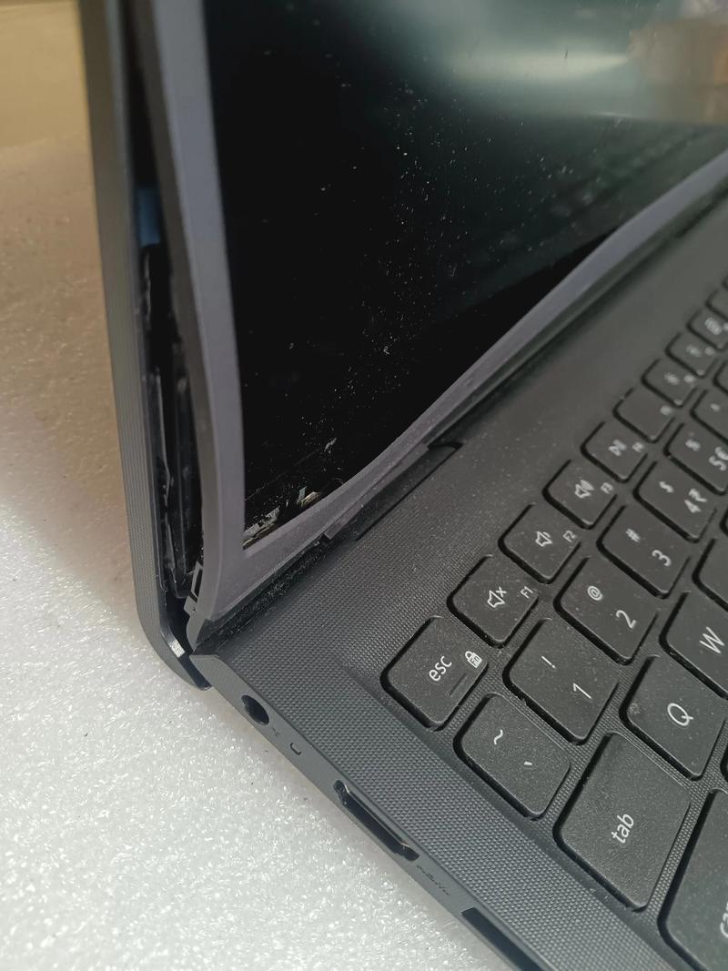 联想笔记本屏幕边角裂开
