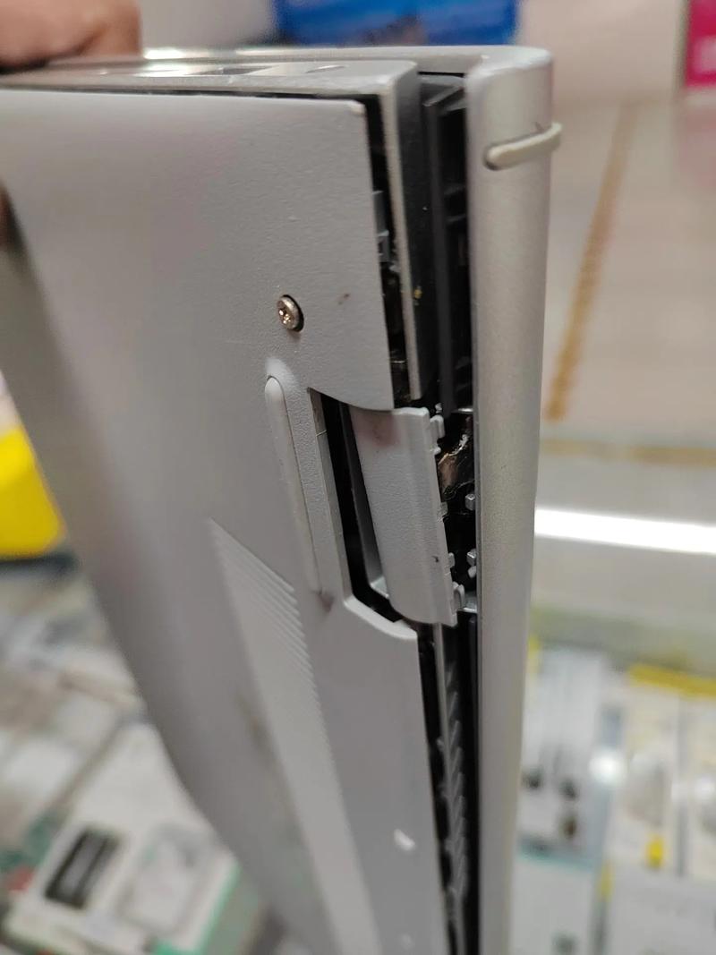 电脑屏轴盖坏了最简单修复方法