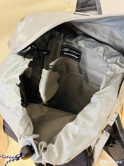 有品牌推出大容量米黄色的书包吗?