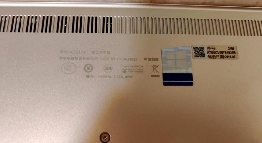 华硕笔记本S200E(X202E)内置几个扬声器吗?